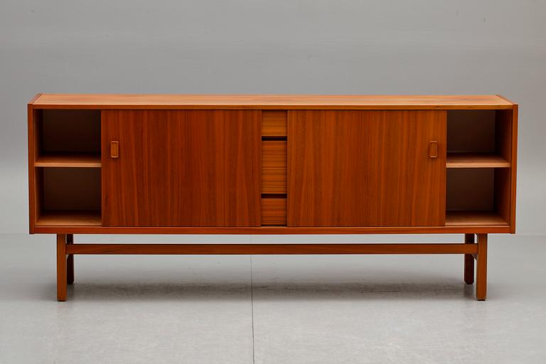 SIDEBOARD, "Arild", Nils Jonsson för Troeds, Bjärnum, 1900-talets tredje kvartal.