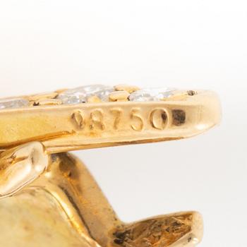 Brosch, Piaget, i form av insekt, 18K guld med cabochonslipad safir och små briljantslipade diamanter.