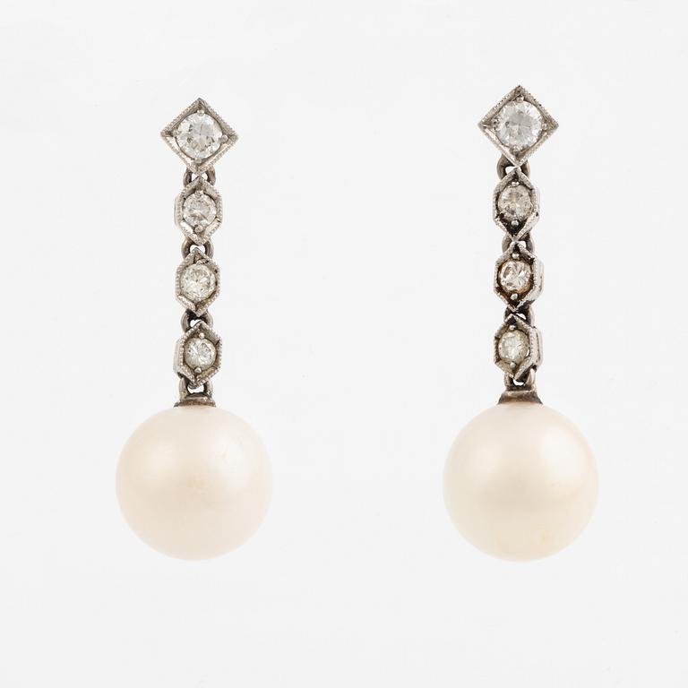 Earrings 18K white gold with pearls and brilliant-cut diamonds, probably from the first half of the 20th century.