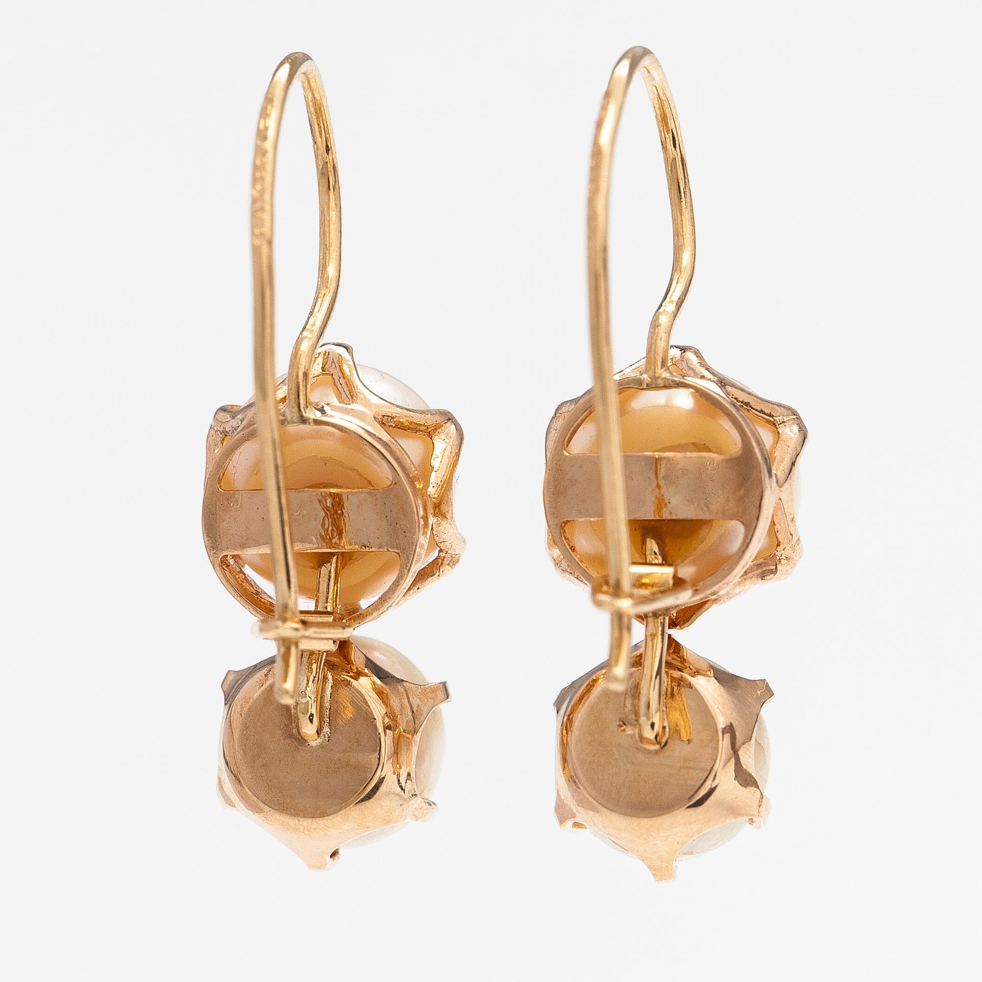 A pair of 14K gold earrings with cutkutred pearls. Helsingin Timanttipojat, Helsinki 1998.