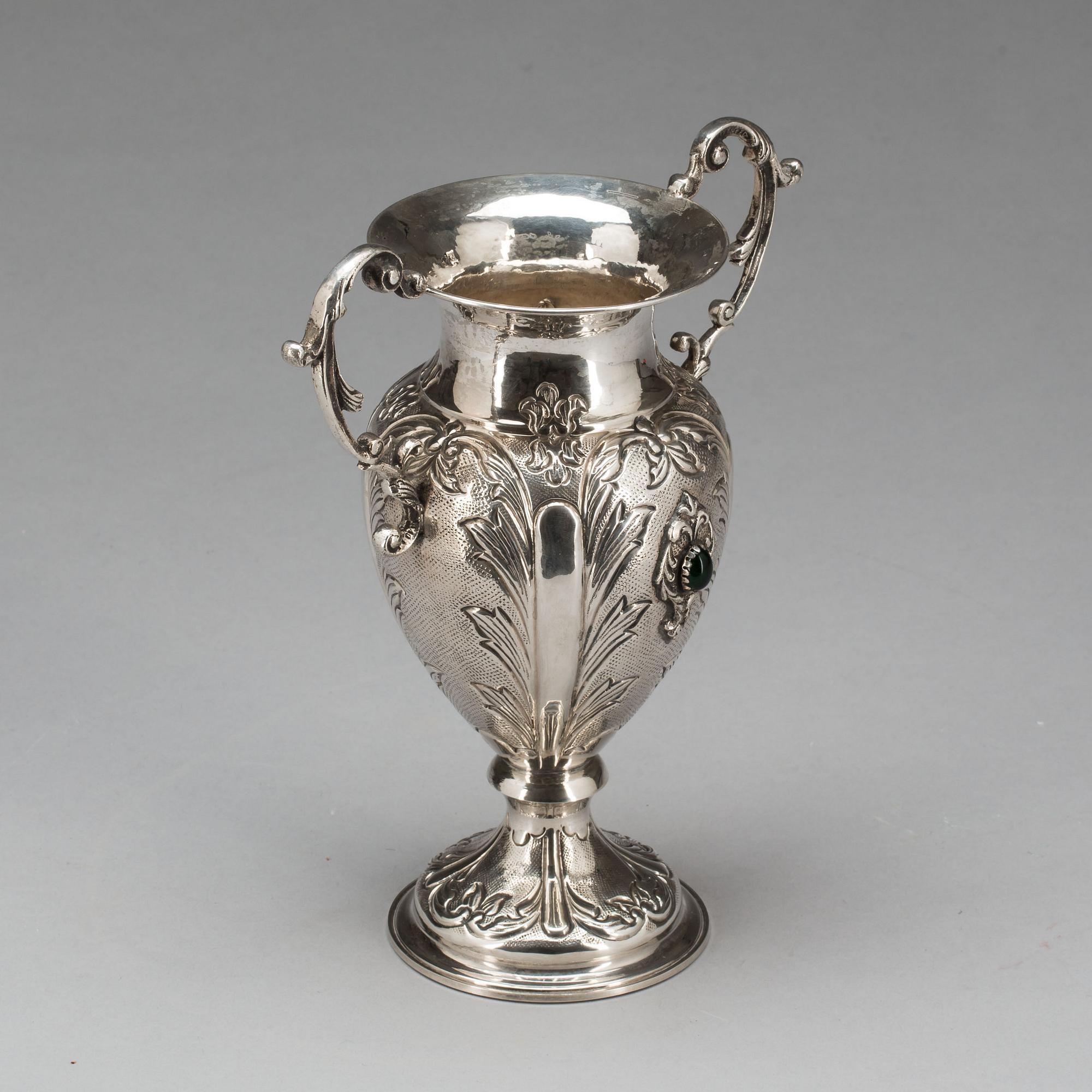 URNA MED HÄNKLAR, silver 900. Utländska stämplar. Vikt ca 298 g.