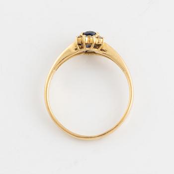 Ring, 18K guld med oval safir och 8 st briljantslipade diamanter.