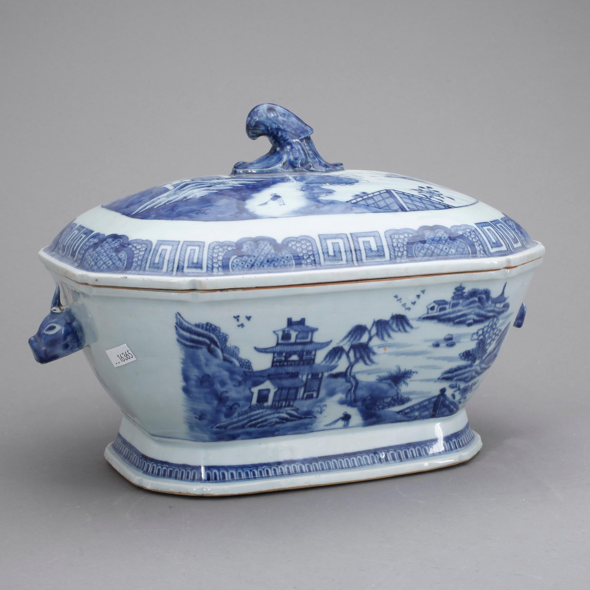 TERRIN med LOCK, samt FAT, kompaniporslin. Qing dynastin, Qianlong (1736-95).
