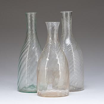 VATTENKARAFFER, glas, 3 st. 1800-talets andra hälft.