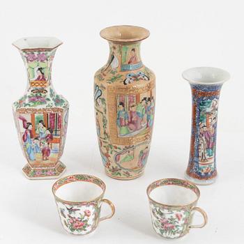 A group of three Chinese porcelain vases and two cups, Qing dynasty.