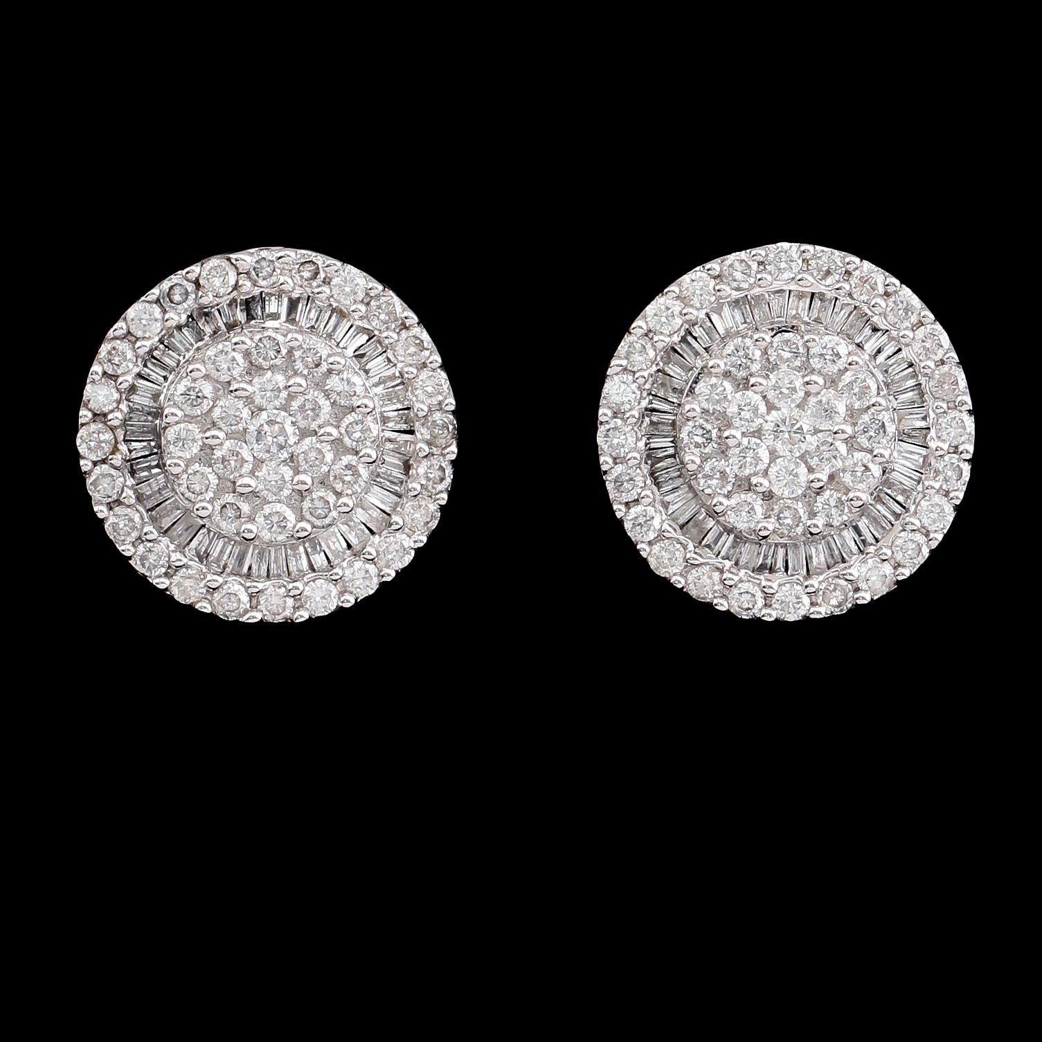 ÖRHÄNGEN, 1 par, 18 k vitguld, briljant- och baguettslipade diamanter tot 2.32 ct.