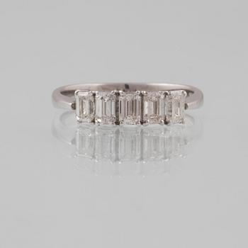 RING, 18K vitguld med 5 smaragdslipade diamanter 0.96 ct. Vikt 3,2 gram.