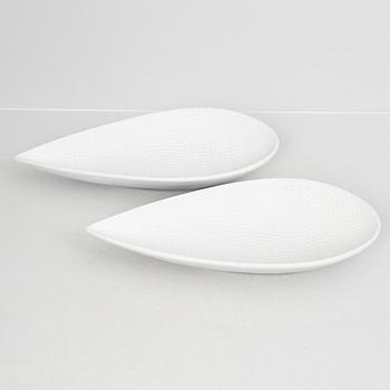 Stig Lindberg, a set of two stoneware vases, and two dish, "Reptil" and a vase "Fjäll", Gustavsberg 1953-63 and 1960-61.