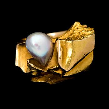 A BJÖRN WECKSTRÖM, RING. "Ukkoshelmi", cultured pearl, 18K gold. Lapponia 1967.