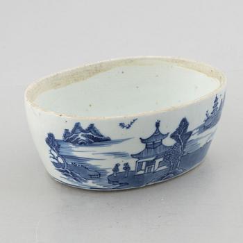 Four porcelain pieces, China, 19th and 20th century.