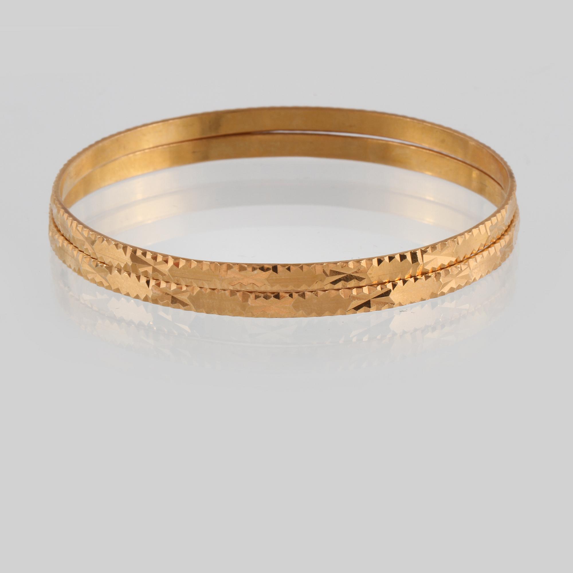 ARMRINGAR, 2 st, 18K guld, utländska stämplar. Vikt 28 gram.