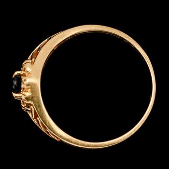 RING, 18 k guld med safir samt små briljanter ca 0.05 ct enligt gravyr. Vikt med stenar ca 3 g.