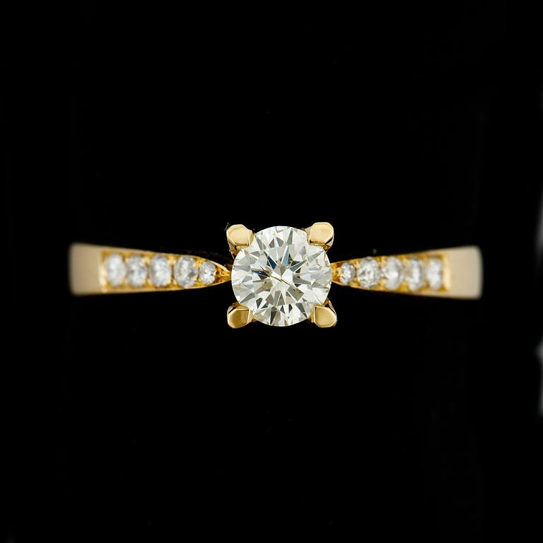 RING, 18k guld med briljantslipade diamanter ca0,42ct samt mindre totalt ca0,18ct. Vikt 3,3g.