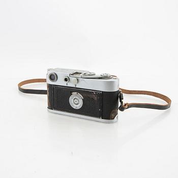 Leica camera with 2 lenses from the middle of the 20th century.