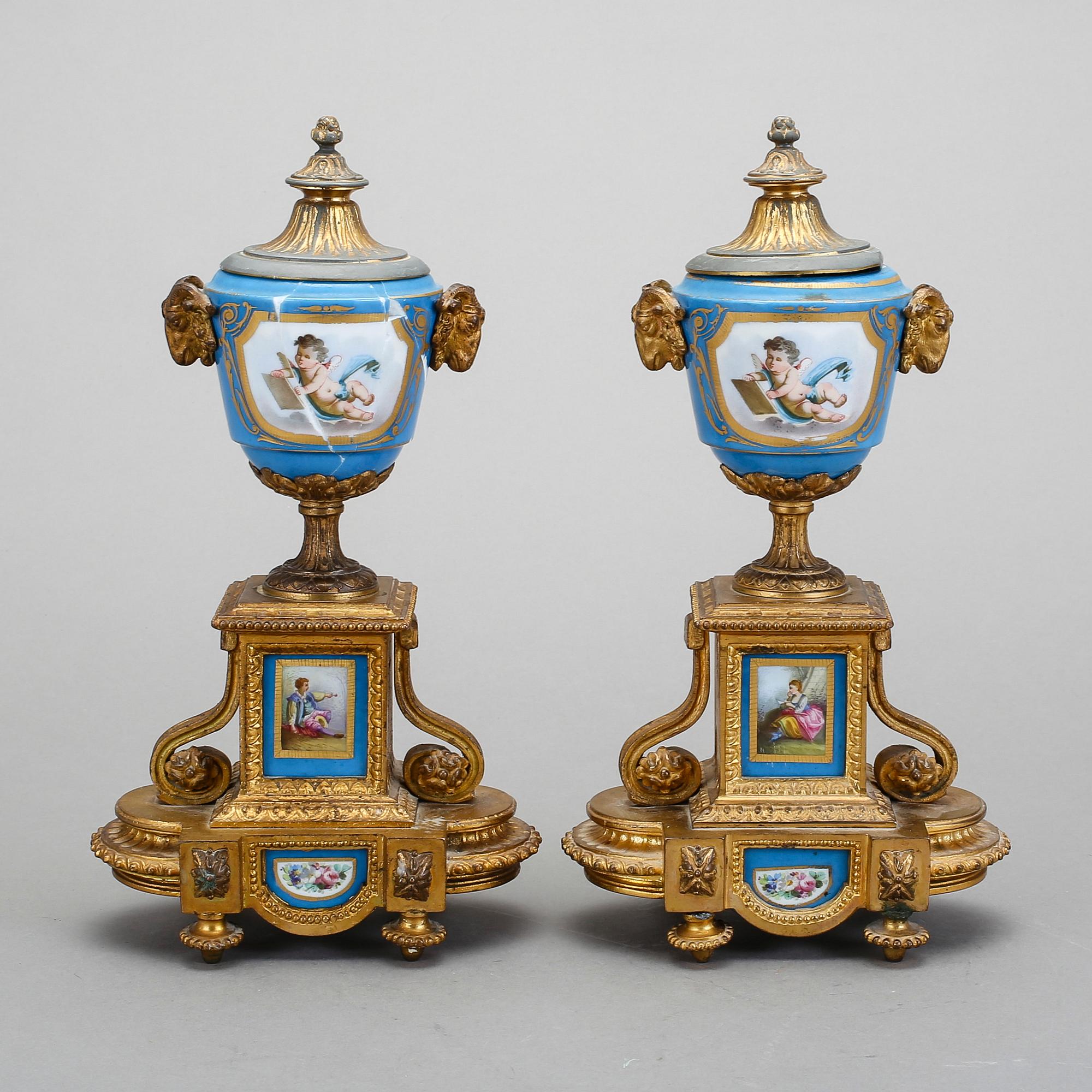 CASSOLETTER/LJUSSTAKAR, ett par, 1800-talets slut.