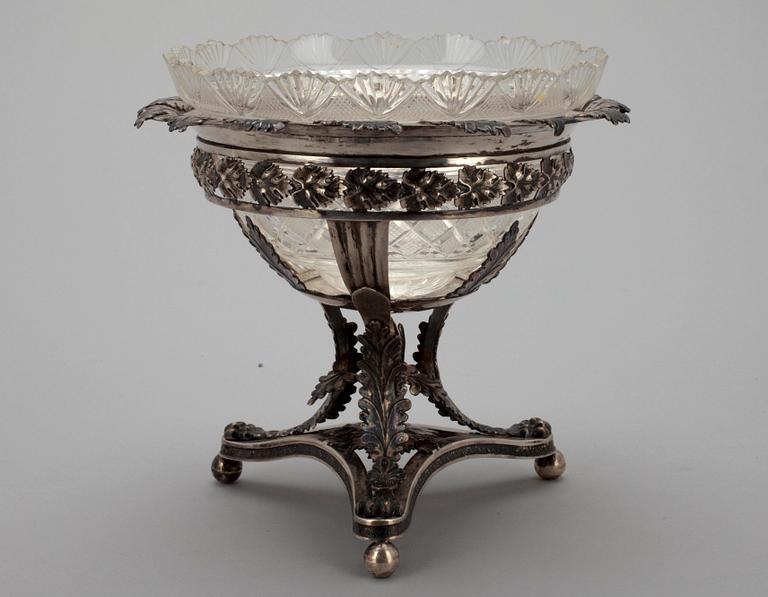 SKÅL på FOT MED GLASINSATS, silver, Helsingfors, Pontus Kilian Karp 1824-1831. Silvervikt 277 g.