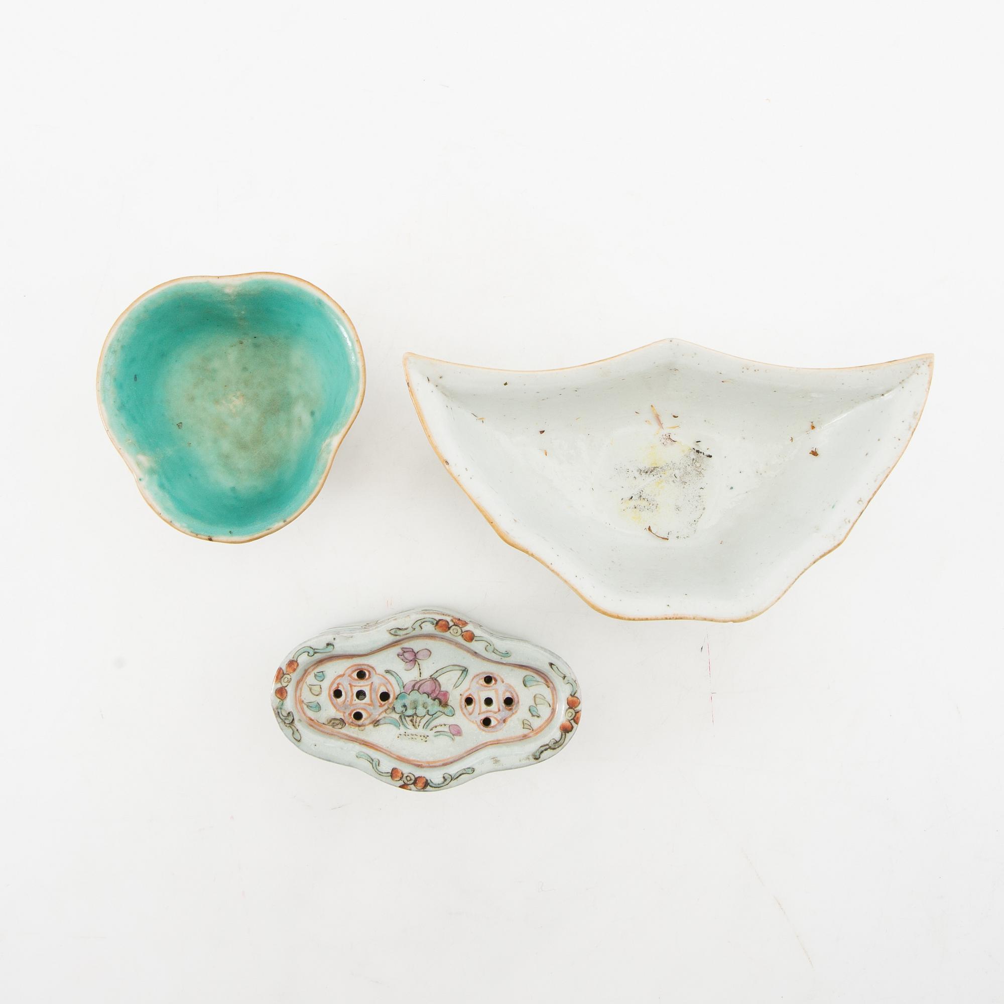 Skålfat två stycken samt tvålkopp. Kina, sen Qing dynasti och 1900-tal.