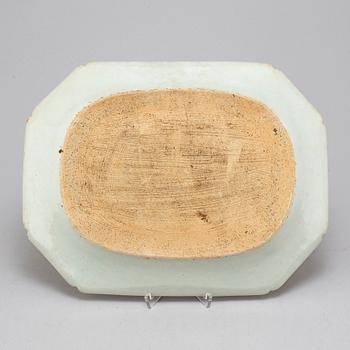 A blue and white export porcelain serving dish, Qing dynasty, Qianlong (1736-95).
