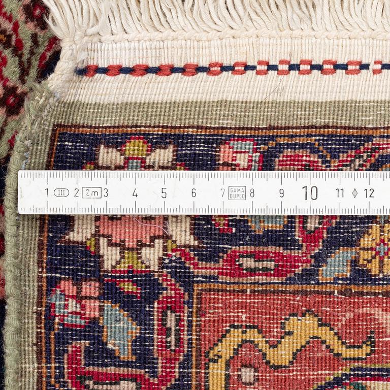 Rug, oriental, circa 280 x 163 cm.