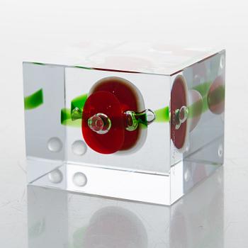 OIVA TOIKKA, AN ANNUAL CUBE, glass, signed Oiva Toikka Nuutajärvi 1997, numbered 254/2000.