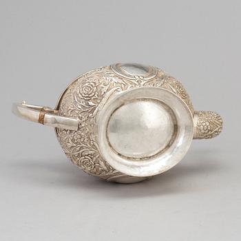 TEKANNA, silver, 1900-talets första hälft. Vikt ca 765 g.