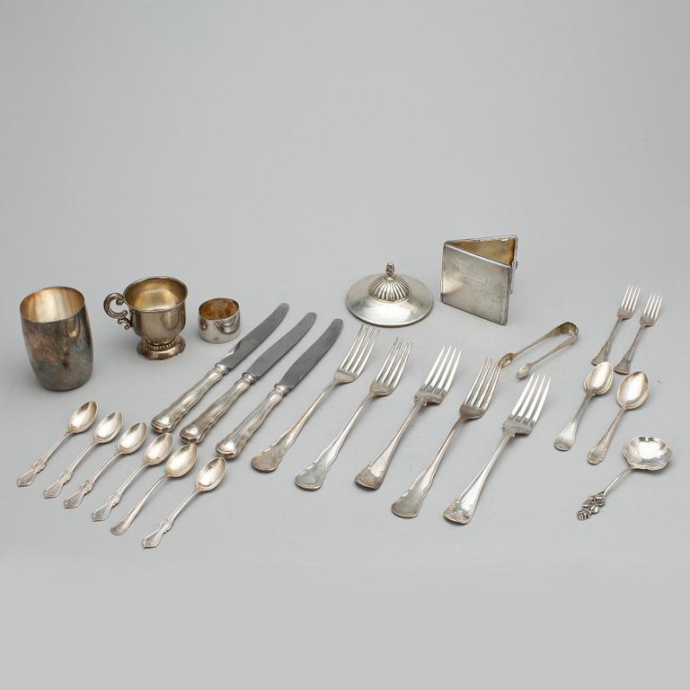 PARTI SILVER, 42 delar,  bl.a. C.G. Hallberg 1945, tot vikt (exklusive knivar) ca 1300 gram.