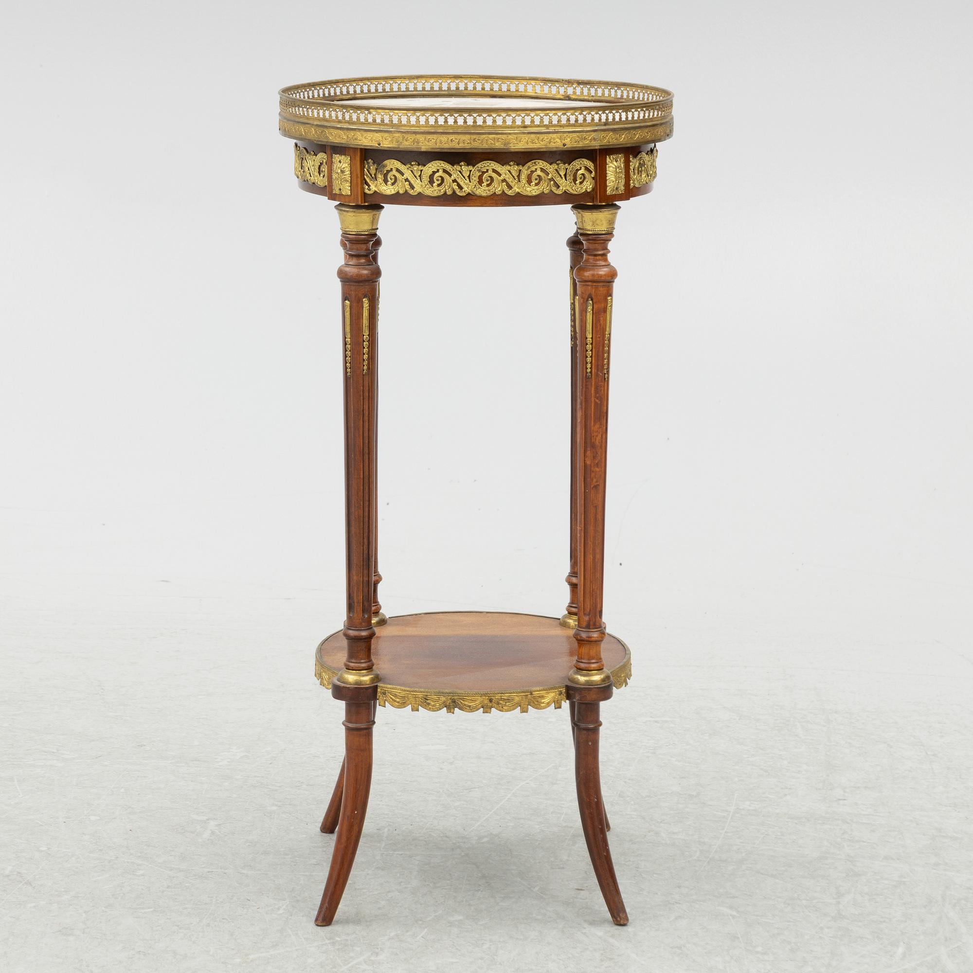 Sidobord, Louis XVI-stil, omkring år 1900, saluförd av Myrstedt & Stern i Stockholm.