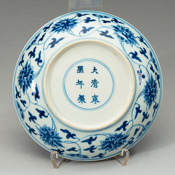 A blue and white dish, Qing dynasty presumablt 19th century. With kangxis six characters mark.