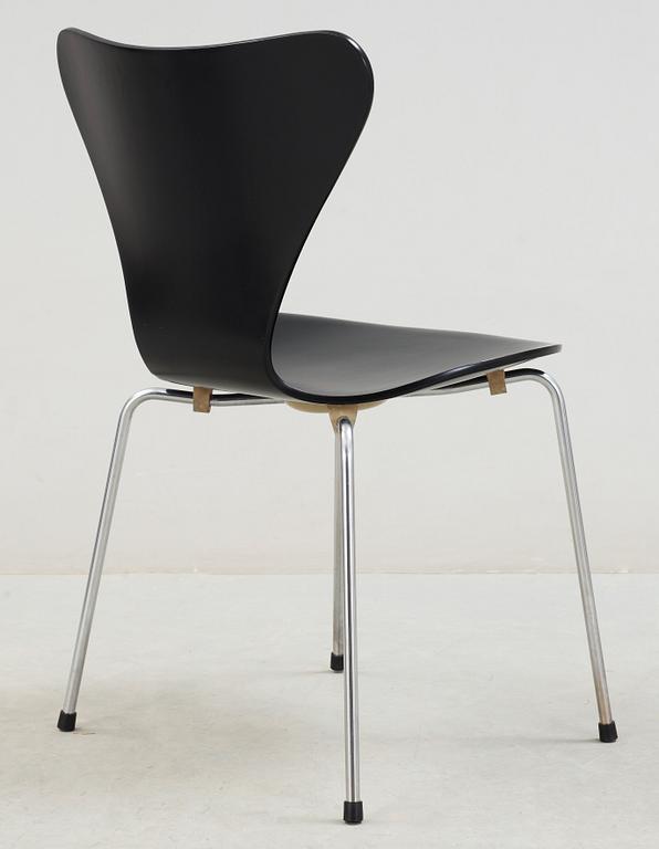 STOL, "Sjuan", Arne Jacobsen, Fritz Hansen, formgiven 1955.