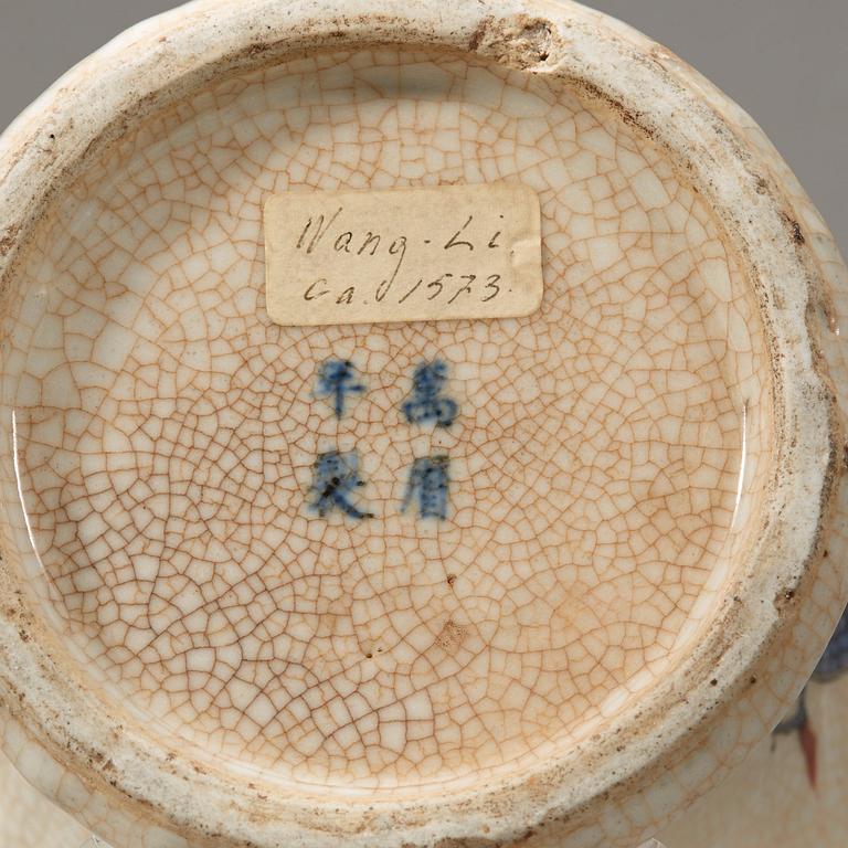 A pair of ge glazed vases, Qing dynasty, 19th Century.