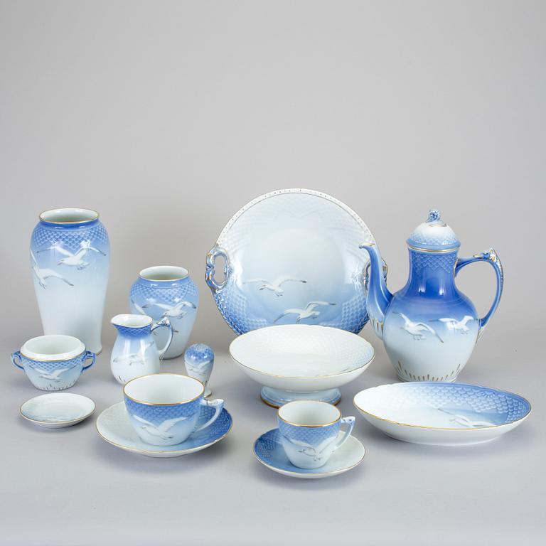 MAT- OCH KAFFESERVIS, 82 delar, porslin, "Måsen", Bing & Gröndahl.
