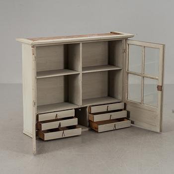 VÄGGSKÅP/SKÅPSÖVERDEL. 1800-talets slut.