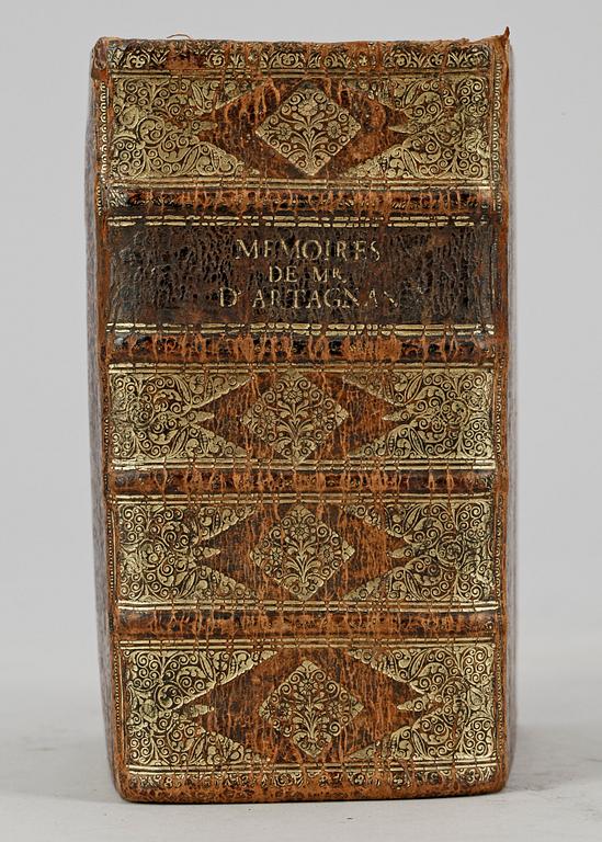 BOK, "Memoires de Mr d´Artagnan" av G. Courtilz de Sandraz, Köln 1700-01.