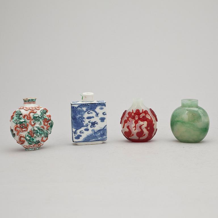 SNUSFLASKOR, fyra stycken, glas, porslin och nefrit. Kina, 1800-1900-tal.