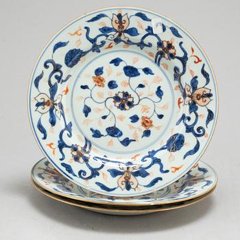 Three imari export porcelain plates, Qing dynasty, 18th century.