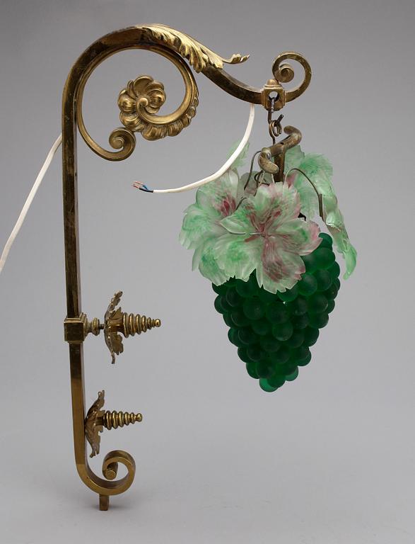 VÄGGLAMPA, mässing och glas, 1930-tal.