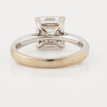 RING, med trappslipad (Assher-cut) diamant, 3.02 ct.