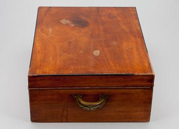 RESESCHATULL, mahognyfanerad, England 1800-tal.