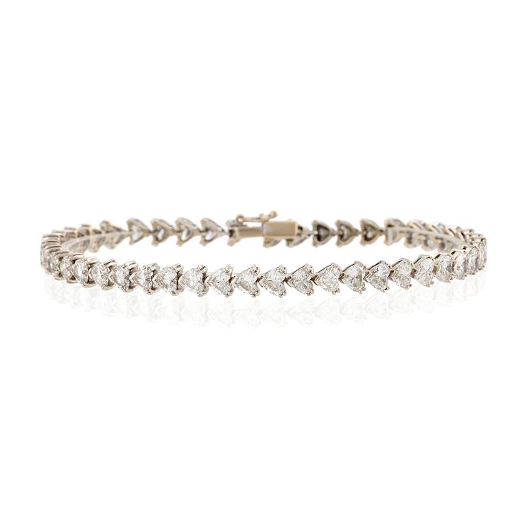 Armband 18K vitguld med hjärtformade briljantslipade diamanter.