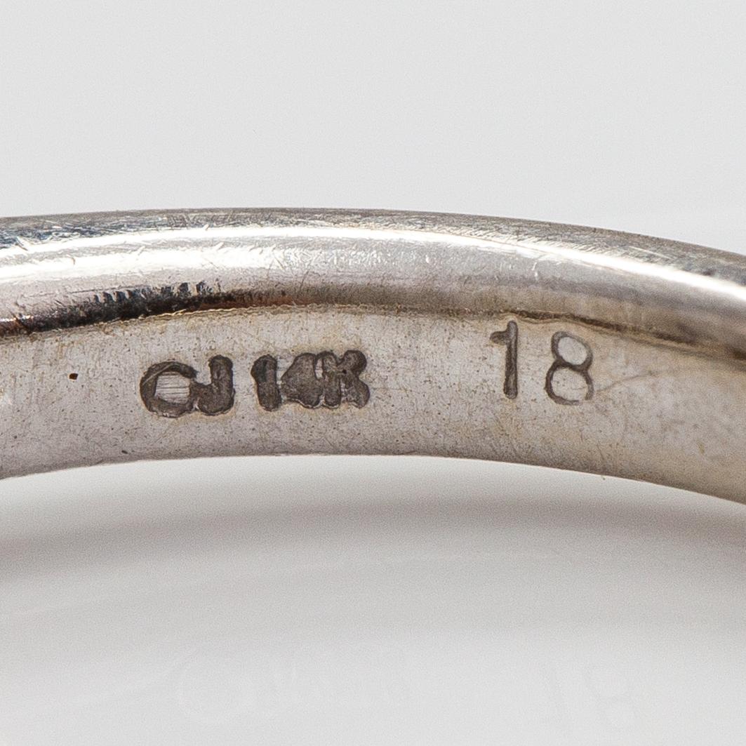 A 14k white gold ring with princess-cut diamonds ca. 1.00 ct in total according to guarantee card.