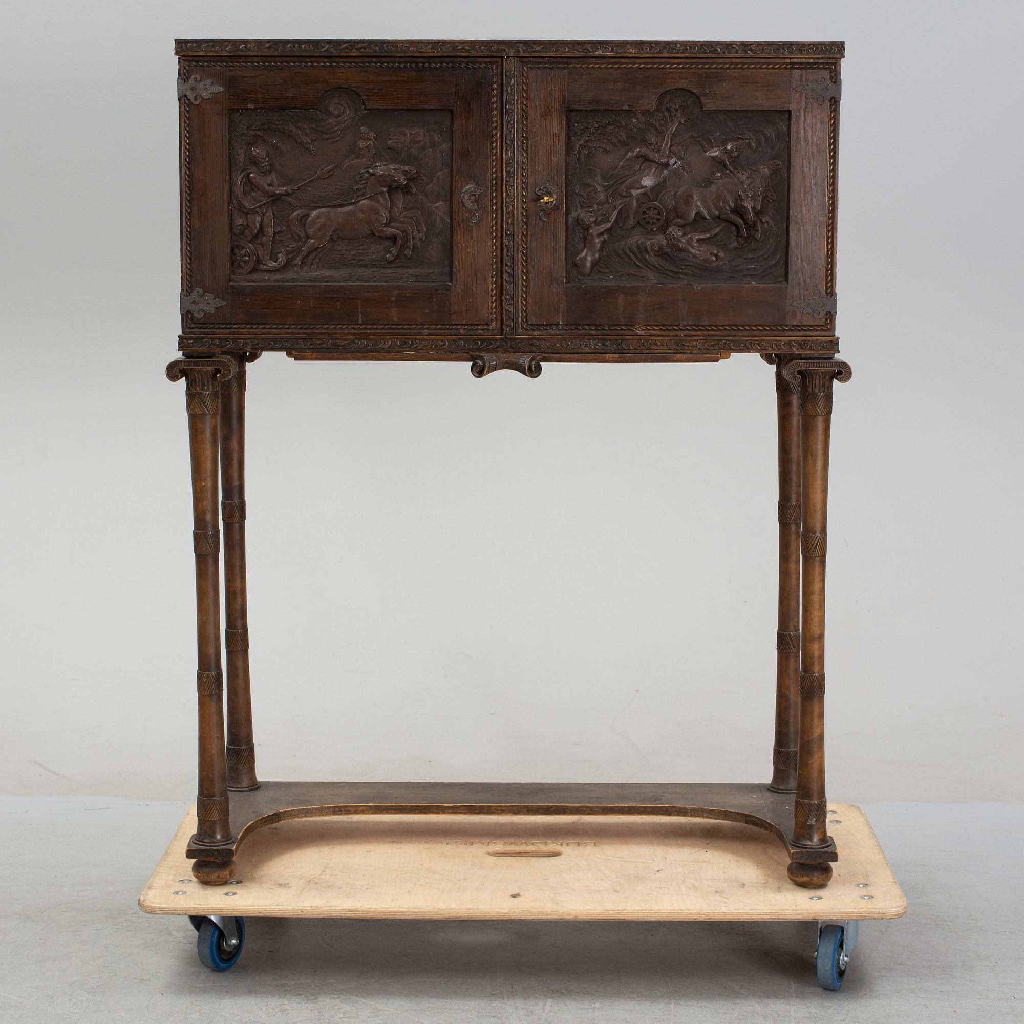 Skåp, Swedish Grace, enligt uppgift utfört av bildhuggare Ernst Sundbeck.1920-30-tal.