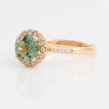 Ring med grön turmalin och briljantslipade diamanter.