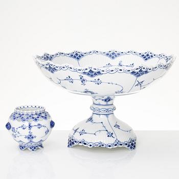 Royal Copenhagen, Skålfat på fot och vas, porslin, "Musselmalet halvblond" resp "Musselmalet helblond", modell 634 och 1043, 1889-1922.