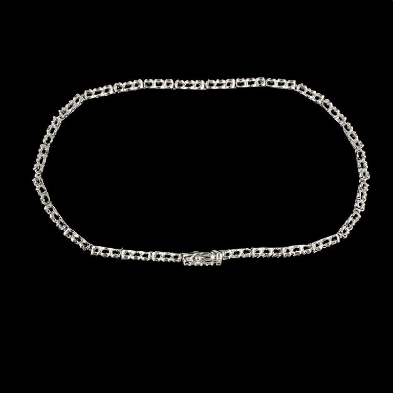 ARMBAND, 18k vitguld med briljantslipade diamanter, 0.92 ct. Vikt 3,0 g.