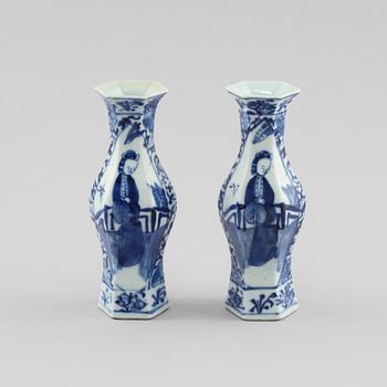 VASER, ett par, porslin, Kina,  Kangxi (1662-1722).