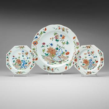 A famille rose dish and 19 dinner plates, Qing dynasty, Qianlong (1736-95).