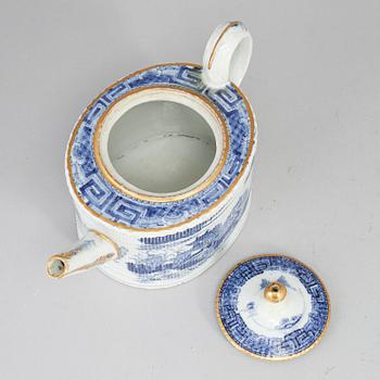 A blue and white export porcelain teapot with cover, Qing dynasty, Qianlong (1736-95).