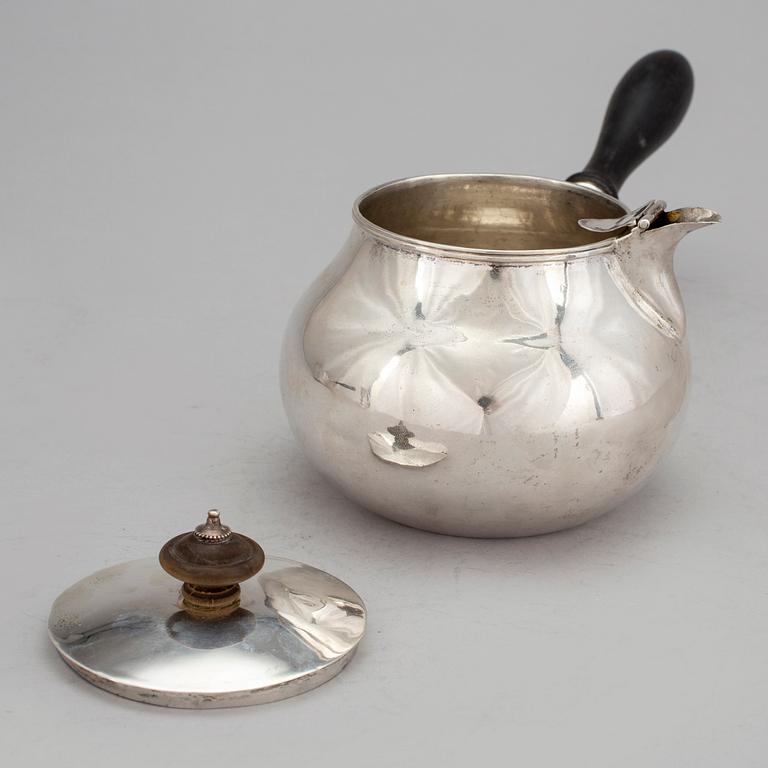 BRANDY-PAN med lock, silver, dubbelslagen mästarstämpel RE, 1800-tal. Total vikt 380 gram.