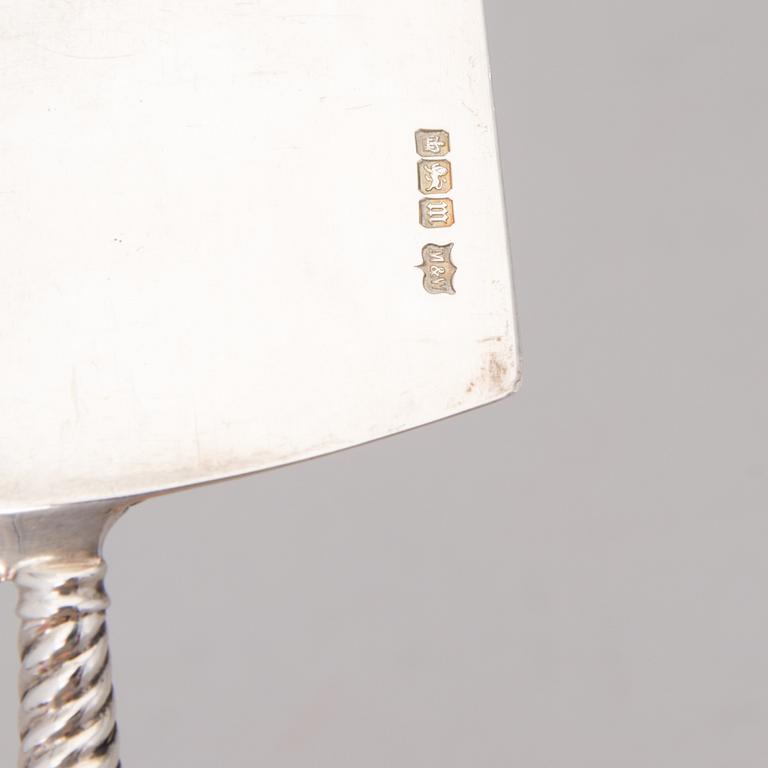 AN EDWARDIAN SILVER CRUMBER, marks of Mappin & Webb, Sheffield 1904.