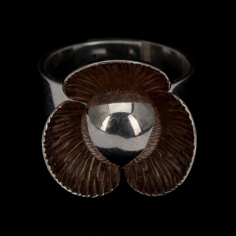 RING, sterlingsilver, Elis Kauppi, Kupittaan Kulta, Åbo 1960-tal. Vikt ca 6,4 g.